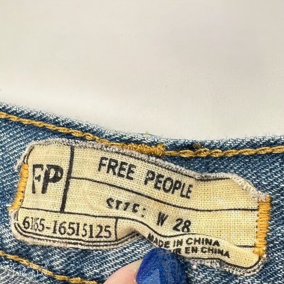 Free People Lightly Distressed Floral Lace Trim Denim Shorts Size 28 - Picture 3 of 4